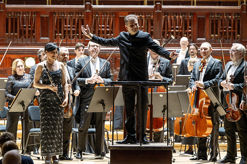 Symfonický orchestr hl. m. Prahy FOK: Sharon Kam & Tomáš Hanus, 4. prosince 2024, Smetanova síň, Obecní dům (foto Petr Dyrc)