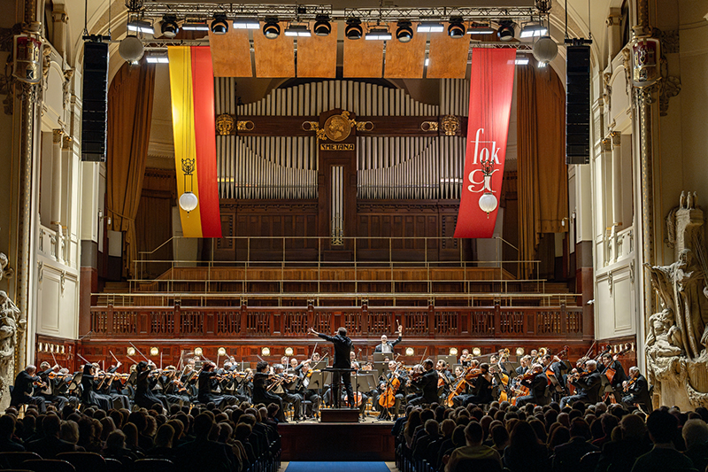 Symfonický orchestr hl. m. Prahy FOK: Sharon Kam & Tomáš Hanus, 4. prosince 2024, Smetanova síň, Obecní dům (foto Petr Dyrc)