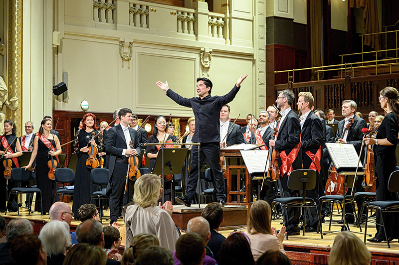 Fantastická symfonie, 4. října 2023, Obecní dům, Smetanova síň – Eugene Tzigane a Symfonický orchestr hl. m. Prahy FOK (foto Petr Dyrc)