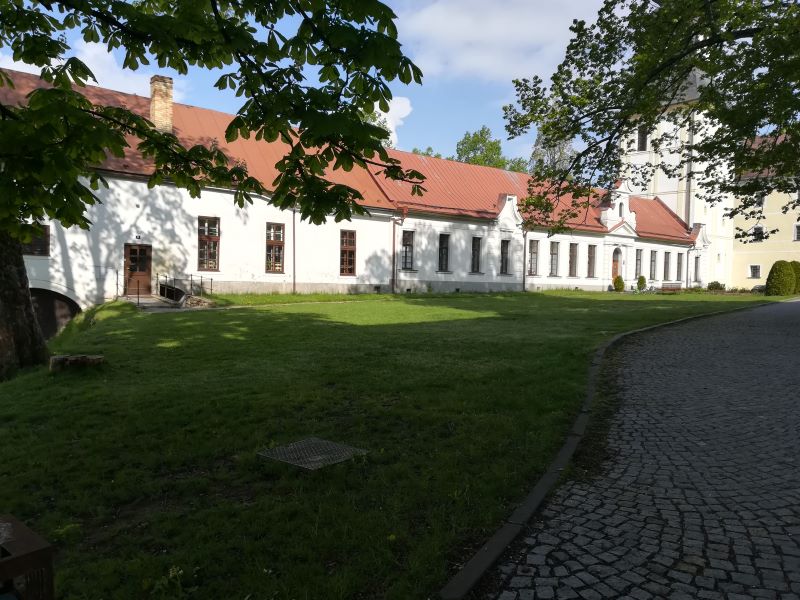 Zámek Žďár na jaře před konventem (foto archiv SE.S.TA)