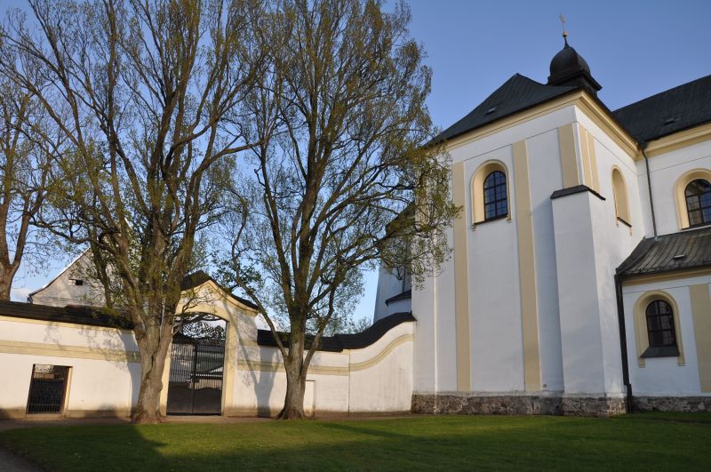 Zámek Žďár – brána do zahrad a duby v předjaří (foto archiv SE.S.TA)