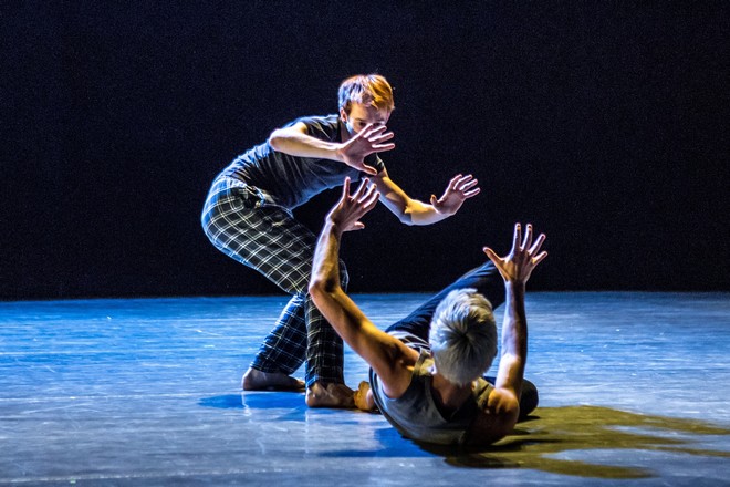 Žena za kultem - Křehký vrh - DekkaDancers 2015 (foto Pavel Hejný)