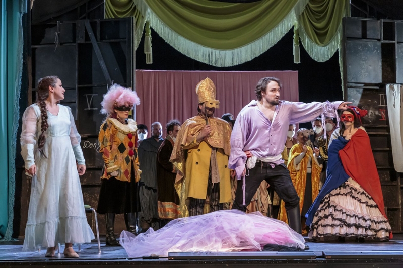 W. A. Mozart, Don Giovanni – Národní divadlo, 24. dubna 2021: Zerlina, Donna Elvira, Don Ottavio, Don Giovanni a Donna Anna (L. Máčiková, A. Poláčková, R. Samek, P. Kubáň a J. Sibera) (foto Jan Pohribný)