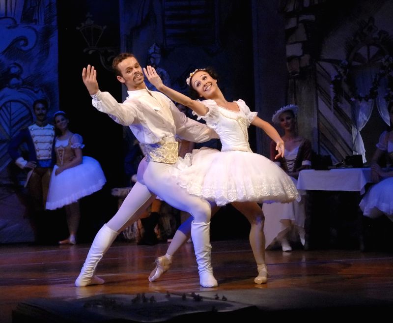 Zuzana Hradilová a Petr Hos v Coppélii (foto Marta Kolafová, DJKT)