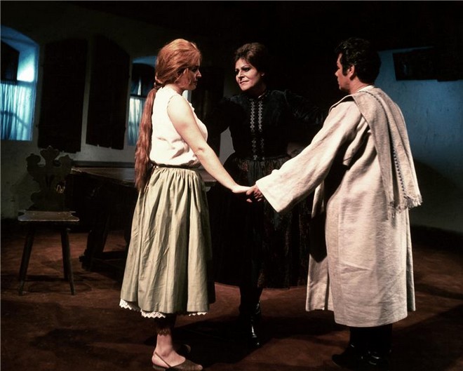 Leoš Janáček: Její pastorkyňa - Gabriela Beňačková (Jenůfa), Naděžda Kniplová (Kostelnička Buryjovka), Jaroslav Hlubek (Laca Klemeň) - ND Praha 1975 (foto archiv ND Praha)