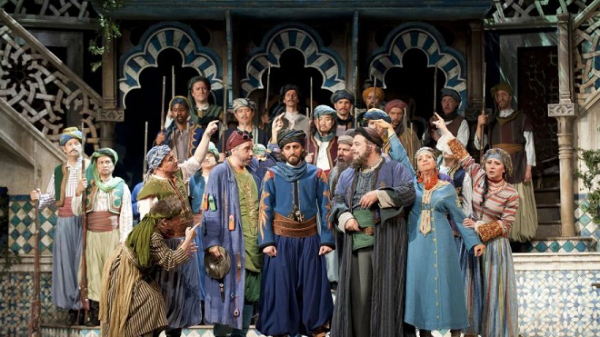 Barbier zo Sevilly, v produkcii, ktorú pre Opera Bastille režírovala Coline Serreau (foto Opera Bastille)