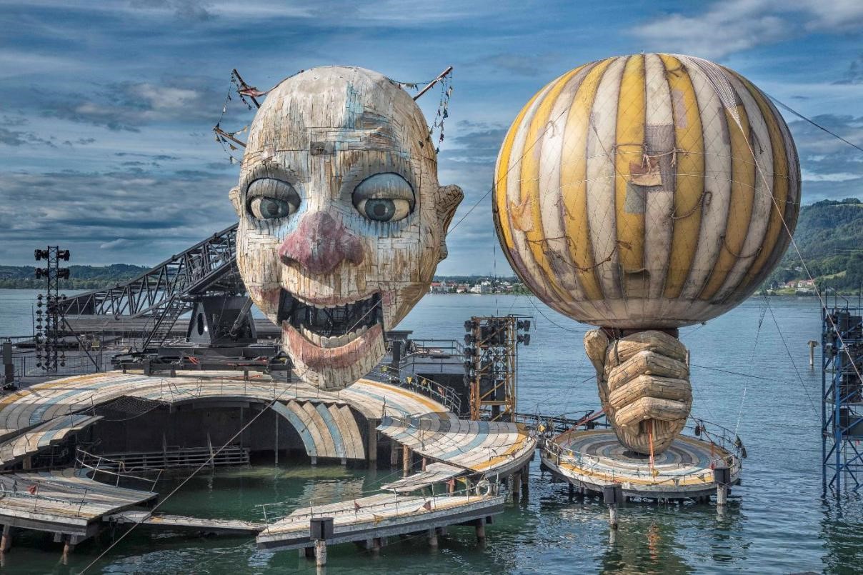 Bregenzer Festspiele - Scéna pro operu Rigoletto (zdroj Pražský filharmonický sbor)