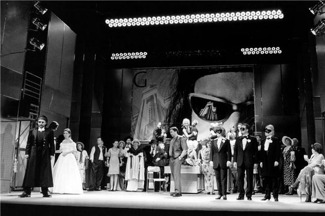 W.A.Mozart: Don Giovanni - režie Jana Kališová - ND Praha 2000 (foto archiv ND/H.Smejkalová)