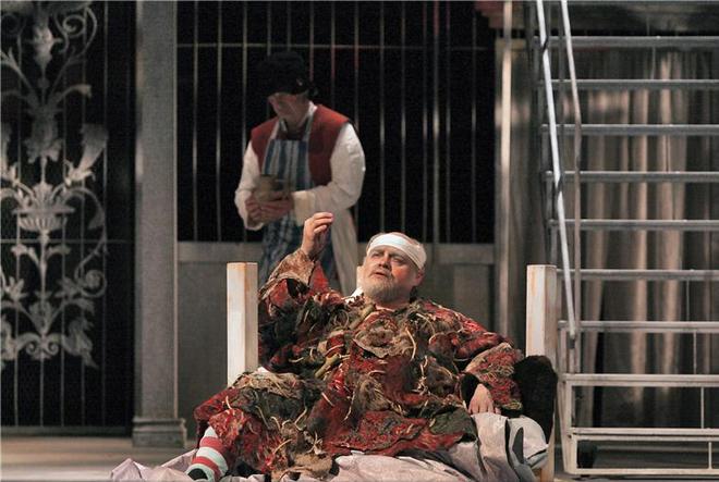G. Verdi: Falstaff - Ivan Kusnjer (Falstaff) - ND Praha 2008 (foto archiv ND/Hana Smejkalová)