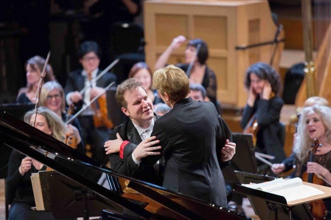 Lukáš Vondráček s dirigentkou Marin Alsop po finálovém vystoupení (foto FB soutěže Královny Alžběty/Hugo de Pril)