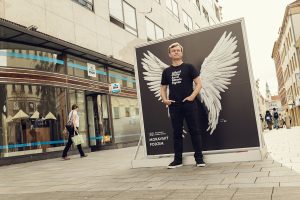 Dramaturg festivalu Moravský podzim Vítězslav Mikeš a křídla v České ulici (zdroj Filharmonie Brno)