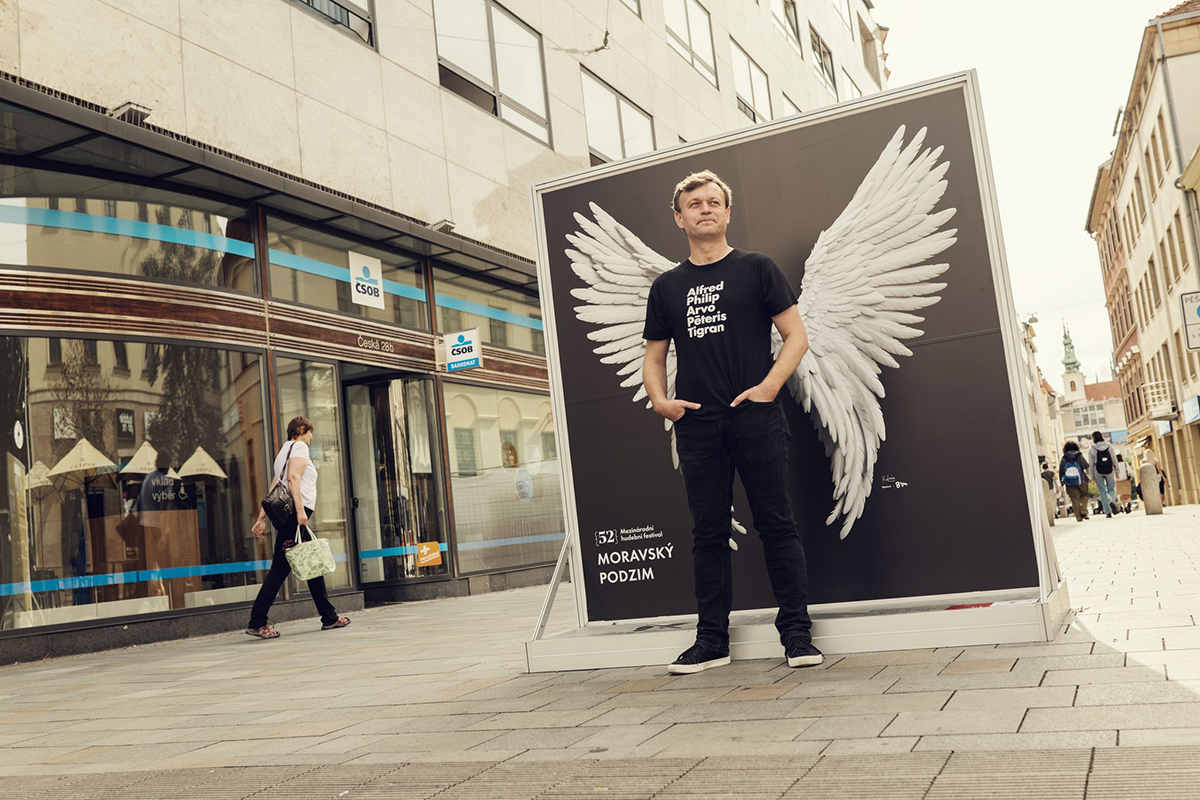 Dramaturg festivalu Moravský podzim Vítězslav Mikeš a křídla v České ulici (zdroj Filharmonie Brno)