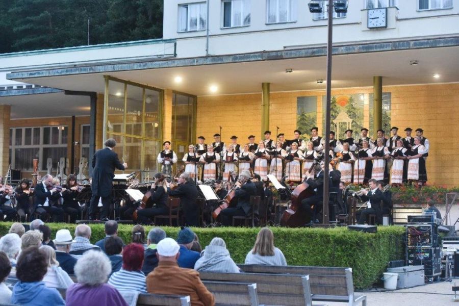Závěrečný koncert Festivalu Janáček a Luhačovice – Tomáš Brauner, Filharmonie Bohuslava Martinů, Lúčnica, 15. července 2022 (zdroj Festival Janáček a Luhačovice)