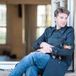 Marco Goecke se svým psem Gustavem (zdroj Das Stuttgarter Ballett, foto Roman Novitzky)