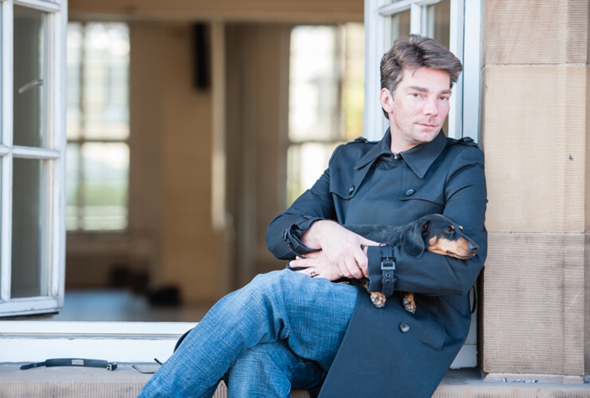 Marco Goecke se svým psem Gustavem (zdroj Das Stuttgarter Ballett, foto Roman Novitzky)