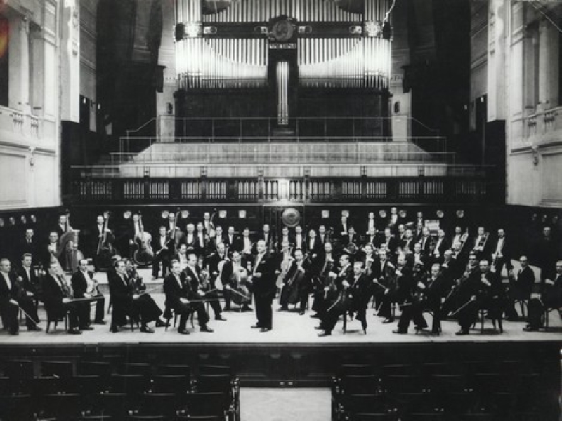Orchestr F.O.K a Rudolf Pekárek, 1938 (zdroj archiv Symfonického orchestru hl. m. Prahy FOK)