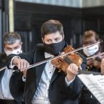 Členové Symfonického orchestru hlavního města Prahy FOK v rouškách (foto Jakub Plíhal)