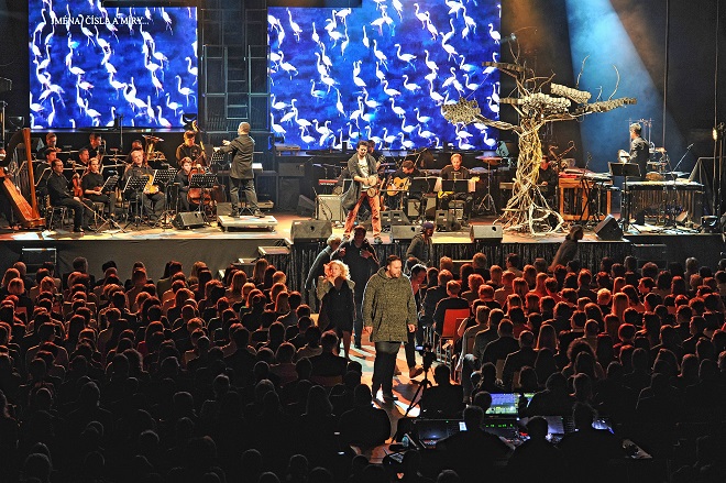 L.Bernstein: Mše (foto © Tino Kratochvil)