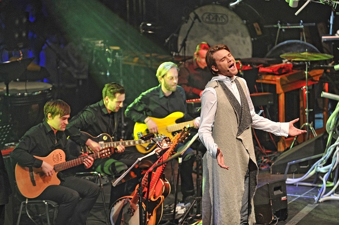 L.Bernstein: Mše - Vojtěch Dyk (foto © Tino Kratochvil)