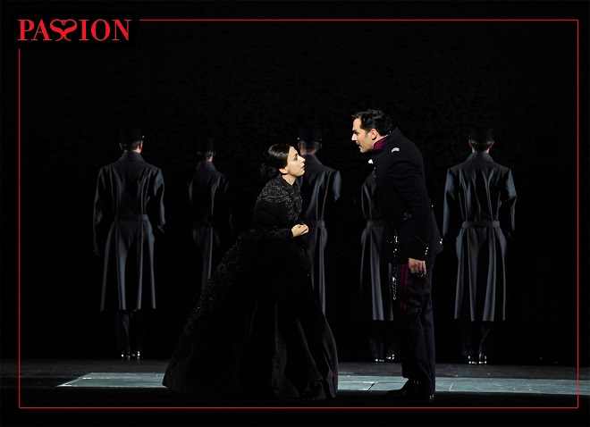 S.Sondheim: Vášeň – Natalie Dessay (Fosca), Ryan Silverman (Giorgio Bachetti) – Théâtre du Châtelet, Paříž 2016 (foto © Théâtre du Châtelet / Marie-Noëlle Robert)