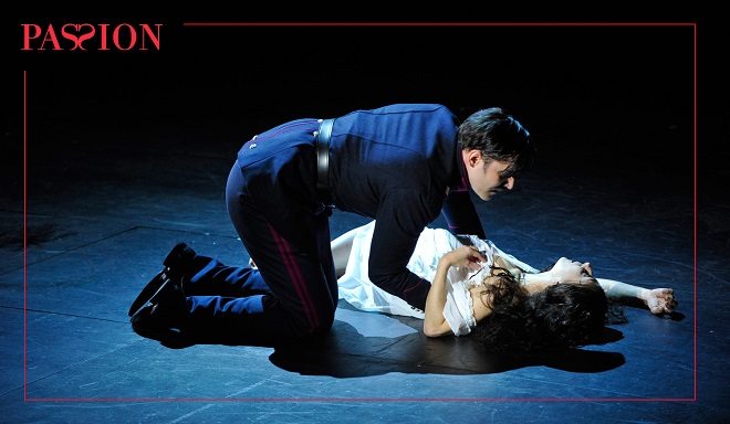 S.Sondheim: Vášeň – Natalie Dessay (Fosca), Ryan Silverman (Giorgio Bachetti) – Théâtre du Châtelet, Paříž 2016 (foto © Théâtre du Châtelet / Marie-Noëlle Robert)