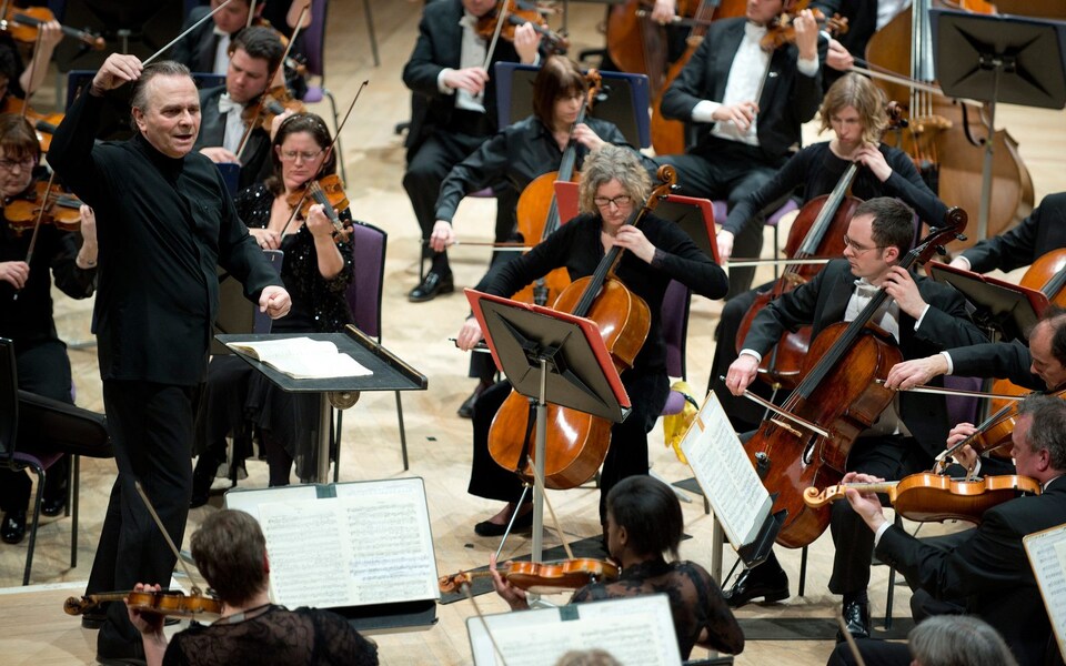 Mark Elder a Hallé Orchestra (foto Russell Hart)