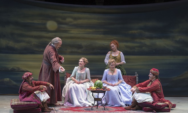 W.A.Mozart: Così fan tutte - Alessio Arduini (Guglielmo), Michael Volle (Don Alfonso), Angela Brower (Dorabella), Julia Kleiter (Fiordiligi), Martina Janková (Despina), Mauro Peter (Ferrando) - Salzburger Festspiele 2016 (foto © Salzburger Festspiele / Ruth Walz)