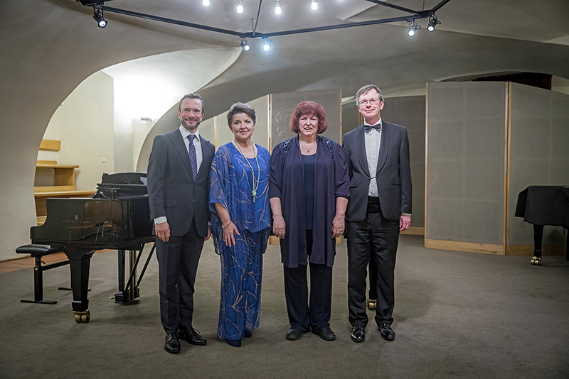 Mezinárodní soutěž Zdeňka Fibicha v kompozici melodramů 2023 – interpreti finálových skladeb: recitátoři Filip Sychra a Marta Hrachovinová, režisérka Věra Šustíková a klavírista Daniel Wiesner (foto se souhlasem Jiřího Bezděka)