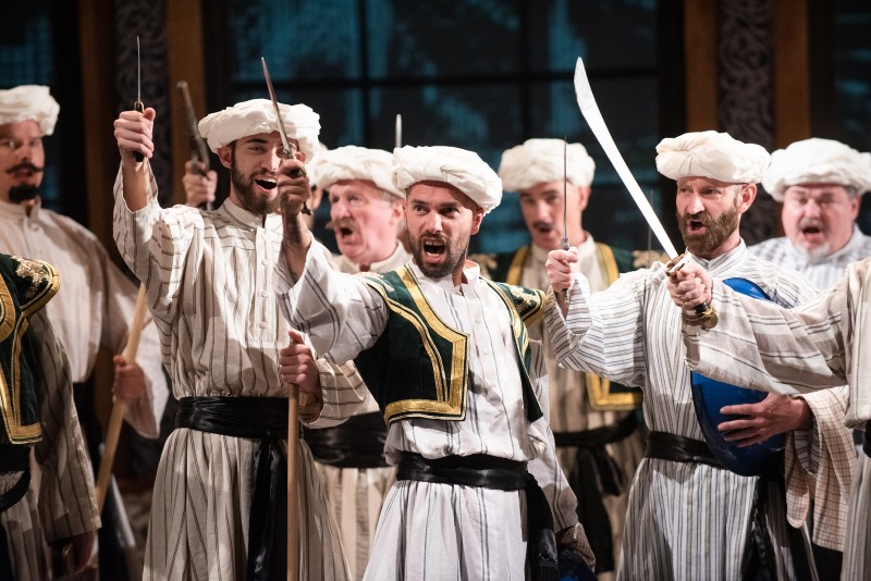 Pánský sbor opery DJKT, Gioacchino Rossini: Italka v Alžíru, premiéra 10. září 2021 (zdroj Divadlo J. K. Tyla v Plzni, foto Irena Štěrbová)