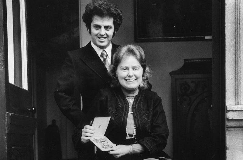 Daniel Barenboim a Jacqueline du Pré po obdržení Řádu britského impéria v roce 1976 (zdroj Getty Pictures)