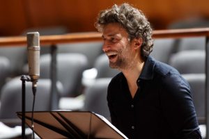 Jonas Kaufmann v nahrávacím studiu (foto Warner Brothers Classics)