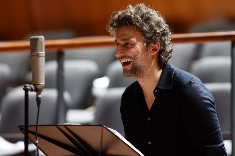 Jonas Kaufmann v nahrávacím studiu (foto Warner Brothers Classics)