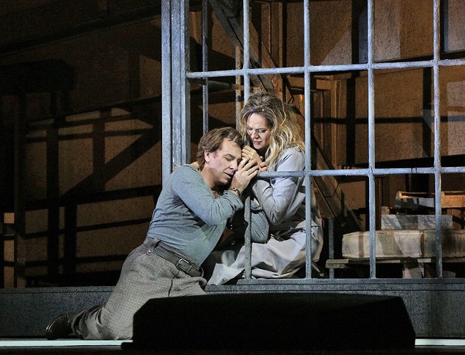 G.Puccini: Manon Lescaut - Roberto Alagna (Des Grieux), Kristīne Opolais (Manon) - Met 2016 (foto Ken Howard)