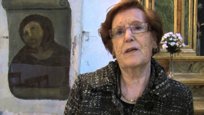 Cecilia Giménez s opravenou freskou Ježíše (zdroj YT)