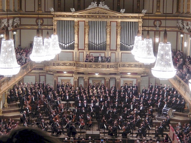 skončila 9. symfonie - u varhan solisté, sbor za orchestrem, dirigent uprostřed děkuje hráčům (foto autor)