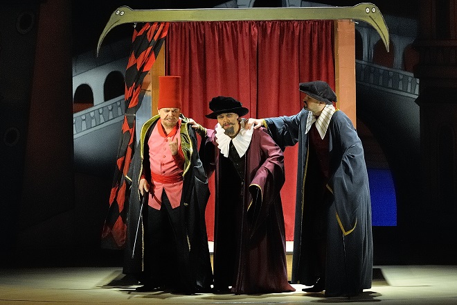 J. Strauss ml.: Noc v Benátkách - Klemens Słowioczek (Bartolomeo Delaqua, senátor), Michal Onufer (Stefano Barbaruccio, senátor), Václav Živný (Giorgio Testaccio, senátor) - NDM 2012 (foto Martin Popelář, archiv NDM)