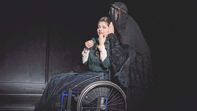 Gaetano Donizetti: Lucia di Lammermoor - Anna Virovlansky (Lucia), Katharina Thalbach (Geis der verstorbenen Mutter Lucias) - Oper Leipzig 2016 (foto Oper Leipzig/Kirsten Nijhof)