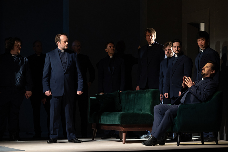 Antonín Dvořák: Armida, Národní divadlo v Praze – Martin Šrejma (Sven), Martin Bárta (Bohumír), Sbor Národního divadla (foto Zdeněk Sokol)
