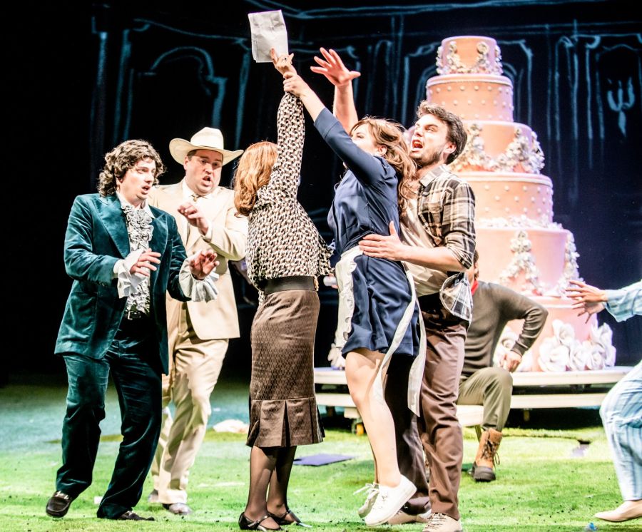 W. A. Mozart: Figarova svatba – Jan Hájek, Tomáš Šelc, Kateřina Jalovcová, Jekatěrina Krovatěva, Lukáš Bařák (foto Ilona Sochorová)