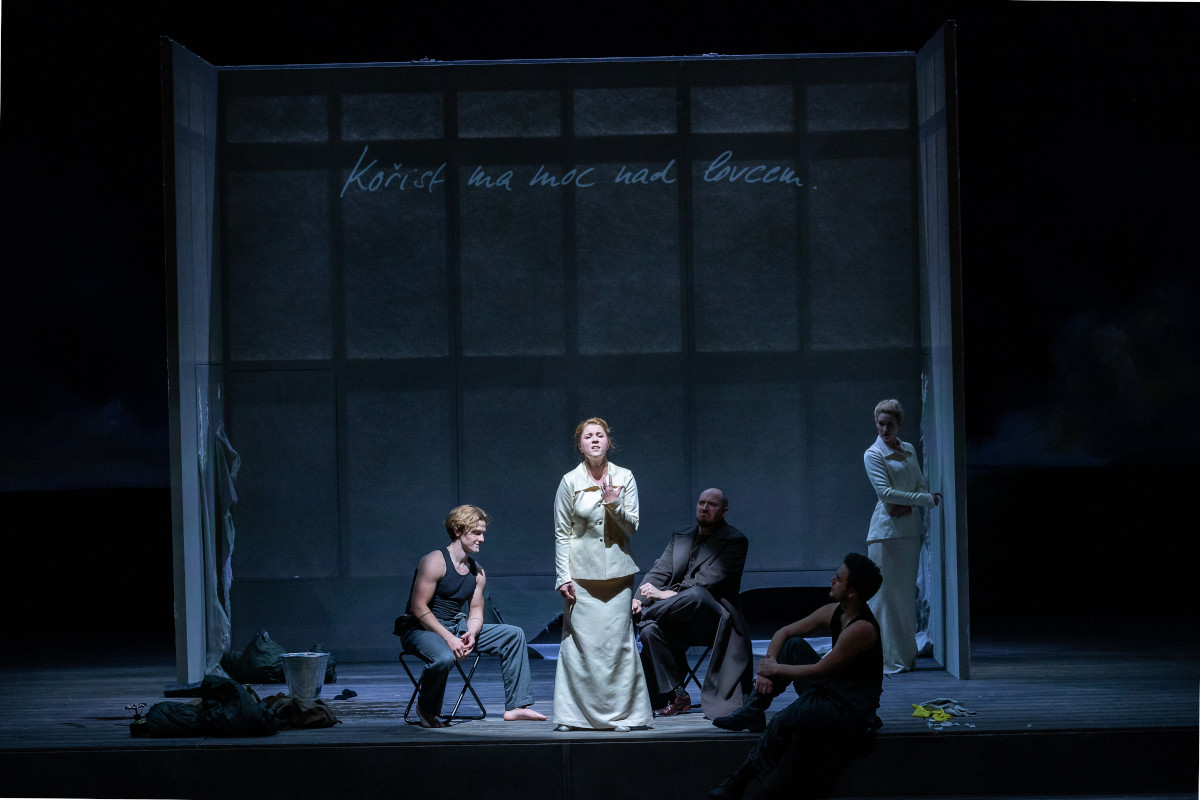 W. A. Mozart: Così fan tutte - Petr Nekoranec, Kateřina Kněžíková, Jiří Hájek, Lukáš Bařák, Arnheiður Eiríksdóttir - Národní divadlo 2022 (foto: Zdeněk Sokol)