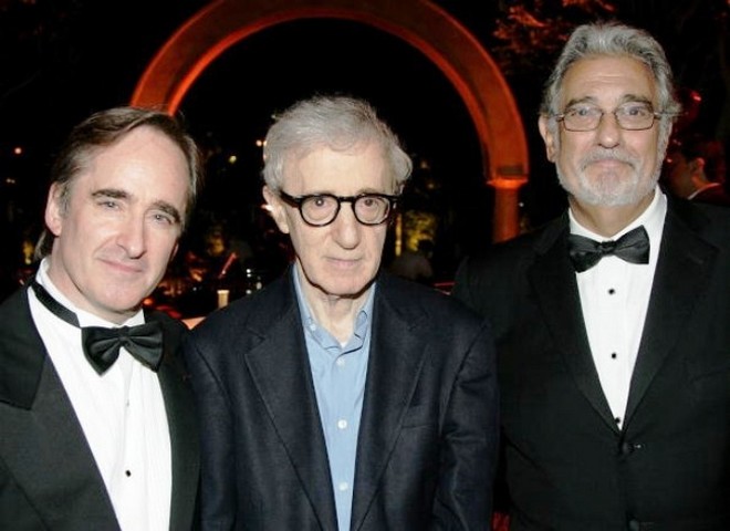 James Conlon (vľavo) a Plácido Domingo, ktorí spoločne vedú operu v Los Angeles, presvedčili legendu fillmového plátna Woodyho Allena, aby v ich opere režíroval jednoaktovku Gianni Schicchi. Výsledok komentoval Allen slovami: „Netušil som čo robím, ale absolútna nekompetencia mi nikdy nebránila v tom, aby som sa ponoril do práce s totánym entuziazmom." (foto Craig Mathew)