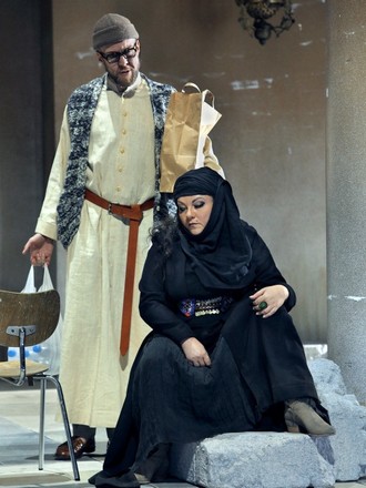 Richard Wagner: Parsifal - Georg Zeppenfeld (Gurnemanz), Elena Pankratova (Kundry) - Bayreuther Festspiele 2016 (foto © Enrico Nawrath)