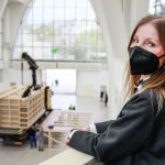 Ředitelka FB Marie Kučerová s akustickým modelem sálu Janáčkova kulturního centra (foto Filharmonie Brno)
