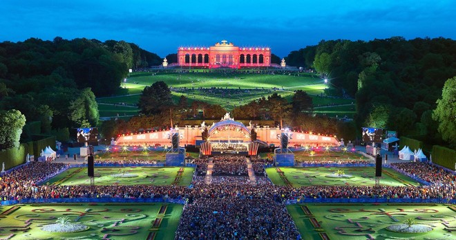 Letní noční koncert Vídeňských filharmoniků v Schönbrunnu (foto archiv autora)