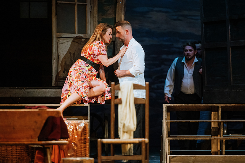 Ruggero Leoncavallo: Komedianti, Státní opera: Jana Sibera jako Nedda a Daniel Scofield jako Tonio (foto Jan Hromádko)