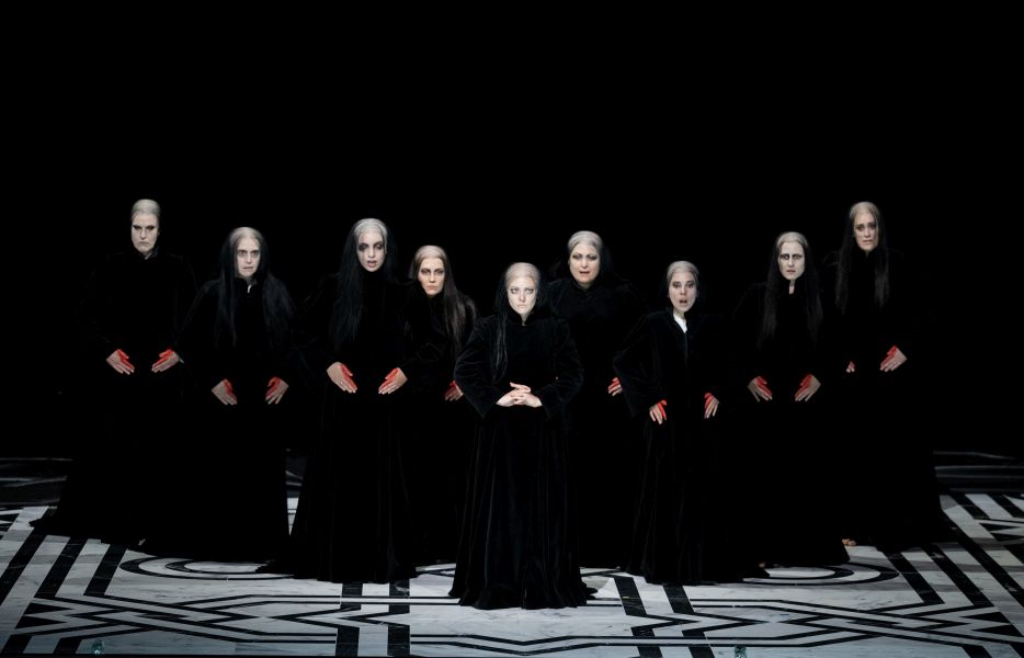 Carl Orff: De temporum fine comoedia – Salzburger Festspiele 2022, premiéra 26. července 2022 (foto Monika Rittershaus)
