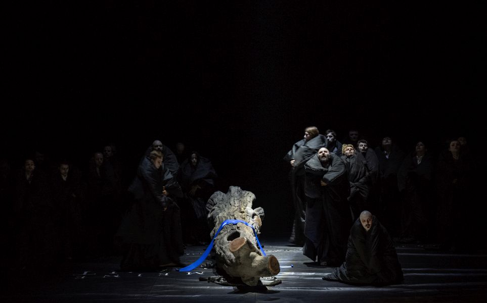 Carl Orff: De temporum fine comoedia – Salzburger Festspiele 2022, premiéra 26. července 2022 (foto Monika Rittershaus)
