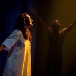 Dani Howard: The Yellow Wallpaper / Žlutá tapeta – Clare Presland, Valerie Ebuwa (zdroj Opera Nova, foto Ida Guldbæk Arentsen)