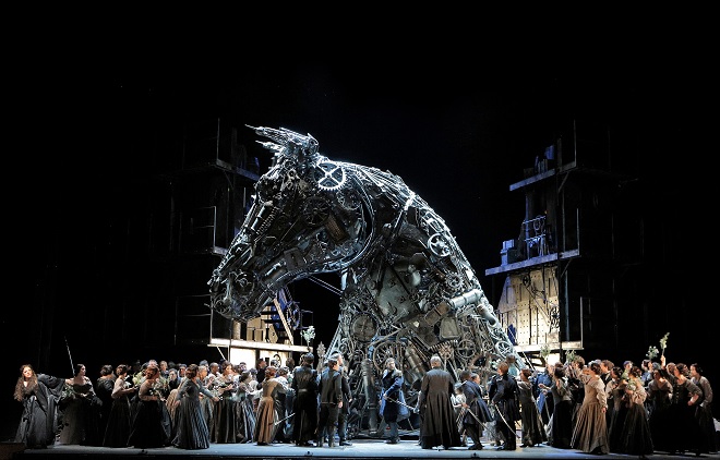 Veľkolepá inscenácia Trójanov v Royal Opera House z roku 2012, ktorú v roku 2014 zakúpila La Scala a v roku 2015 San Francisco Opera, vyžadovala až 134 členný ansámbel a 95 hráčov v orchestri (foto © Bill Cooper/Royal Opera House)