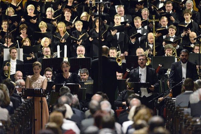 Závěrečný koncert - Kateřina Kněžíková, Veronika Hajnová, Martin Gyimesi, Martin Gurbaľ, Ondřej Vrabec, Filharmonie Brno, Pražský filharmonický sbor - Svatováclavský hudební festival 2016 (foto Ivan Korč)